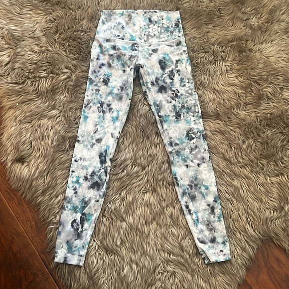 LULULEMON LEGGINGS SZ 6 LIKE NEW - Picture 1 of 4